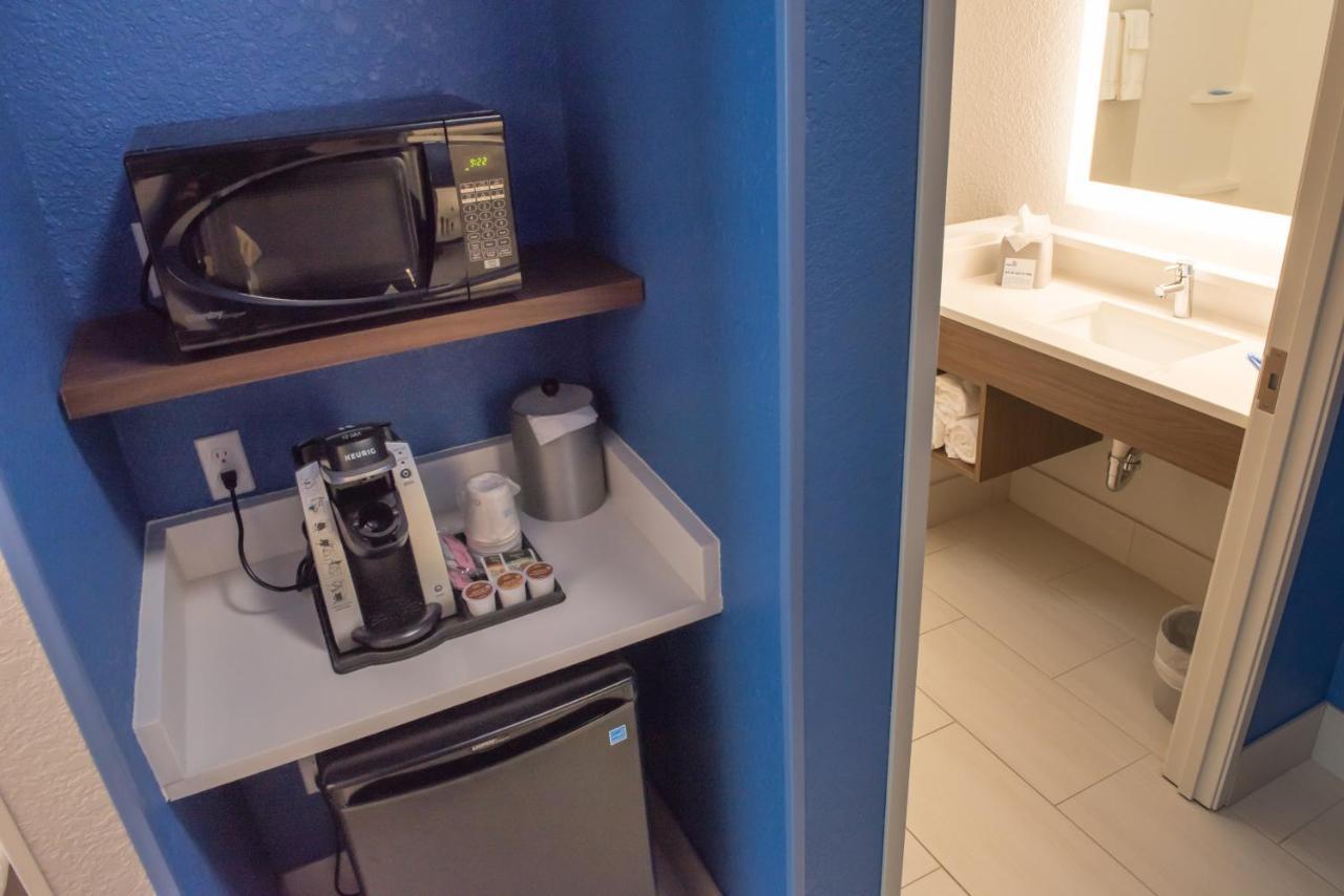 Express & - - E Center By Ihg Hotel 3*