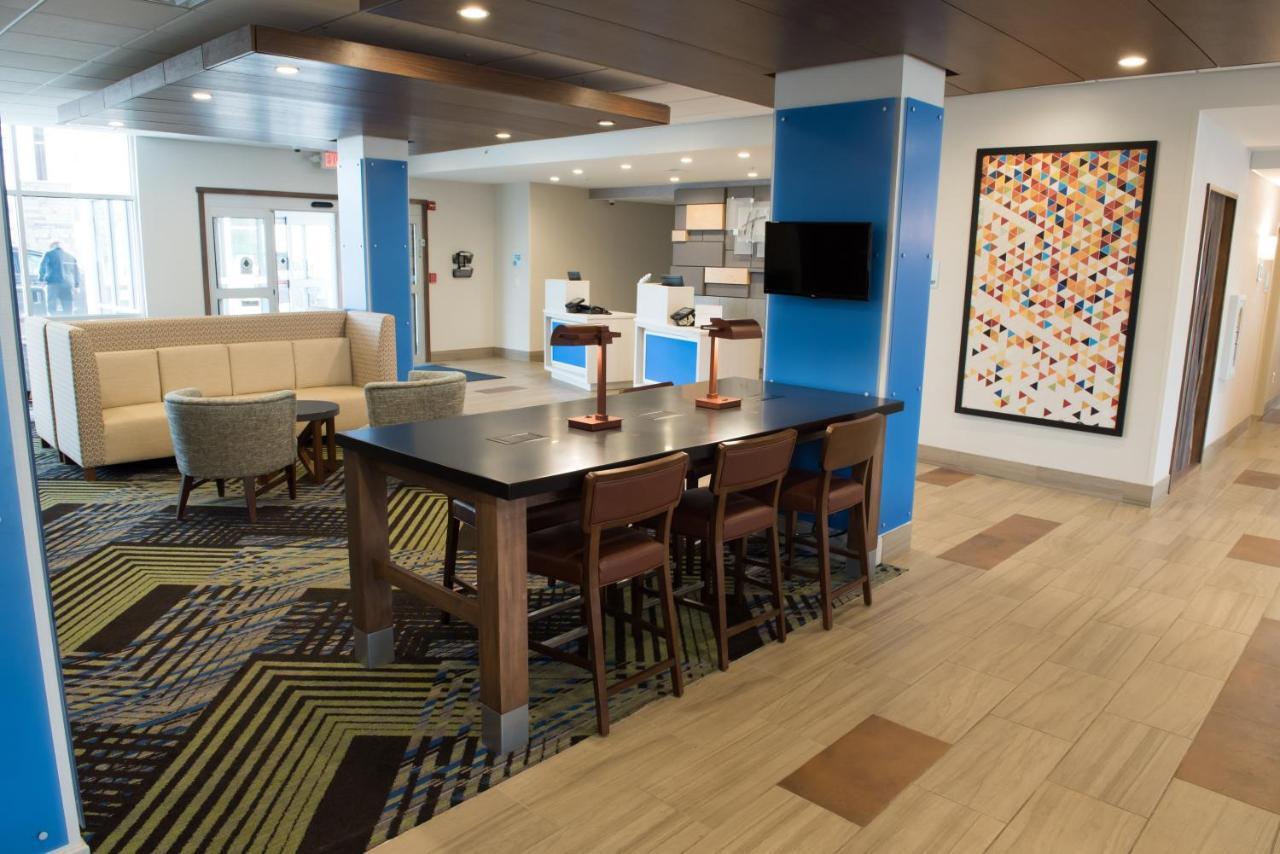 Express & - - E Center By Ihg 3*