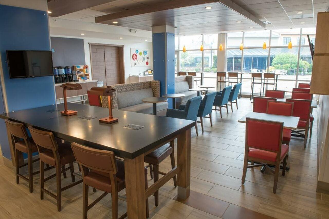Express & - - E Center By Ihg 3*